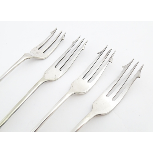 621 - A quantity of assorted silver plate cutlery / flatware to include forks, knives, pickle forks, sardi... 