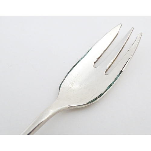 621 - A quantity of assorted silver plate cutlery / flatware to include forks, knives, pickle forks, sardi... 