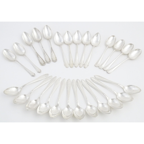 622 - A quantity of assorted silver plate cutlery / flatware to include assorted spoons, serving spoons, e... 