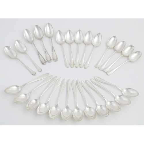 622 - A quantity of assorted silver plate cutlery / flatware to include assorted spoons, serving spoons, e... 