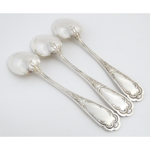 622 - A quantity of assorted silver plate cutlery / flatware to include assorted spoons, serving spoons, e... 