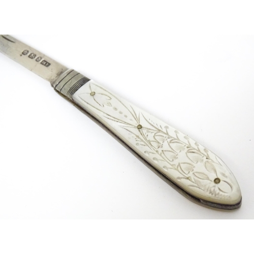 411 - A Victorian silver folding fruit knife with mother of pearl handle, hallmarked Sheffield 1896 maker ... 