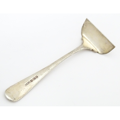 415 - Assorted silver items to include a preserve spoon hallmarked Birmingham 1907, maker Thomas Latham & ... 