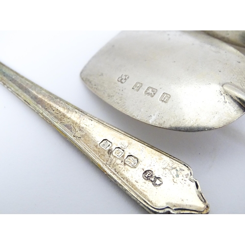 415 - Assorted silver items to include a preserve spoon hallmarked Birmingham 1907, maker Thomas Latham & ... 