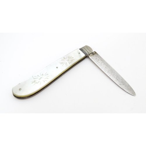 443 - A Victorian silver folding fruit knife with mother of pearl handle, hallmarked Sheffield 1873,maker ... 