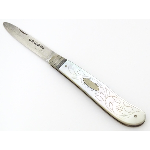 443 - A Victorian silver folding fruit knife with mother of pearl handle, hallmarked Sheffield 1873,maker ... 