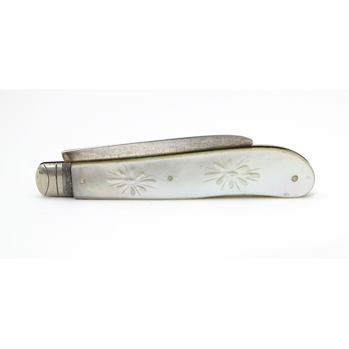 443 - A Victorian silver folding fruit knife with mother of pearl handle, hallmarked Sheffield 1873,maker ... 