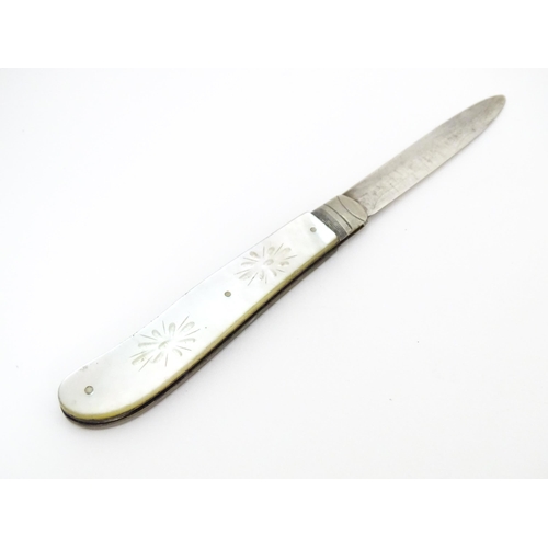 443 - A Victorian silver folding fruit knife with mother of pearl handle, hallmarked Sheffield 1873,maker ... 