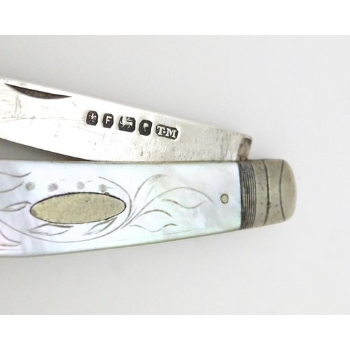 443 - A Victorian silver folding fruit knife with mother of pearl handle, hallmarked Sheffield 1873,maker ... 