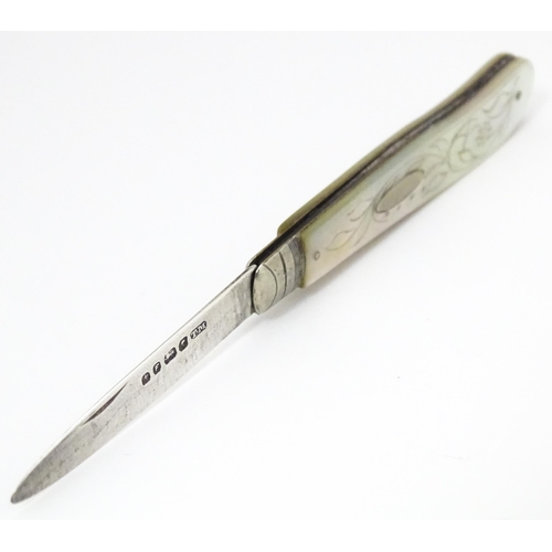 443 - A Victorian silver folding fruit knife with mother of pearl handle, hallmarked Sheffield 1873,maker ... 