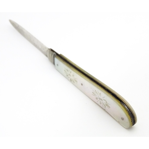 443 - A Victorian silver folding fruit knife with mother of pearl handle, hallmarked Sheffield 1873,maker ... 