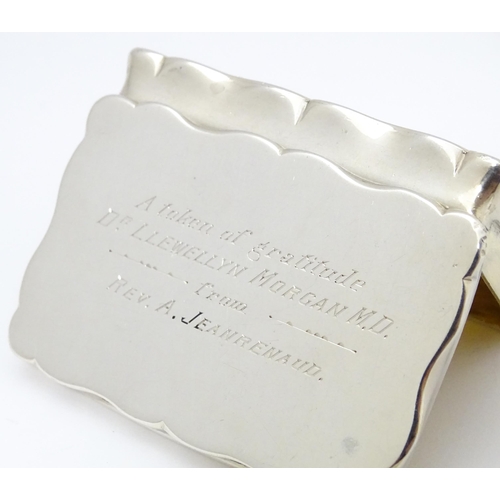 467 - A silver snuff box hallmarked Birmingham  1926, maker George Unite. Approx 2 1/4