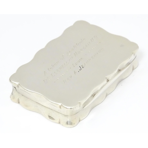 467 - A silver snuff box hallmarked Birmingham  1926, maker George Unite. Approx 2 1/4