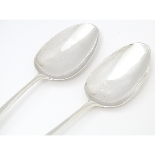 480 - A pair of Geo III silver serving spoons, hallmarked London 1808, maker Thomas Hayter. Approx. 8 3/4