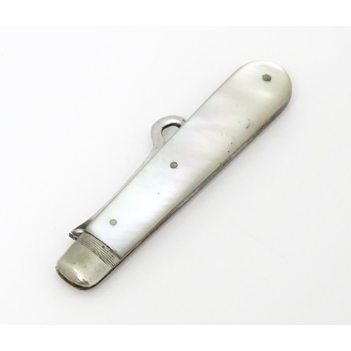 498 - A silver folding button hook with mother of pearl handle, hallmarked Birmingham 1905, maker Villiers... 