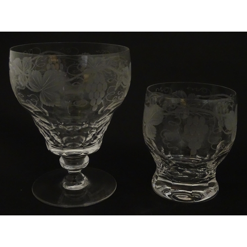 262A - Assorted drinking glasses with etched hop and fruiting vine decoration, to include pedestal wine gla... 