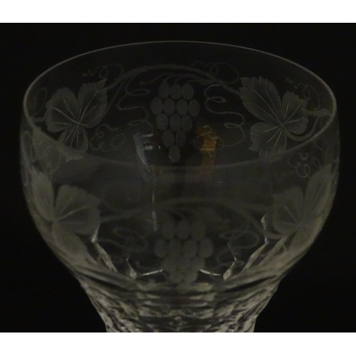 262A - Assorted drinking glasses with etched hop and fruiting vine decoration, to include pedestal wine gla... 