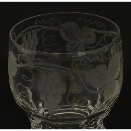 262A - Assorted drinking glasses with etched hop and fruiting vine decoration, to include pedestal wine gla... 