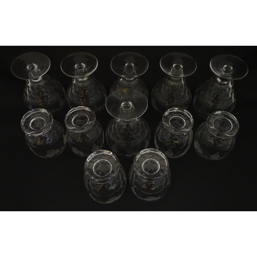 262A - Assorted drinking glasses with etched hop and fruiting vine decoration, to include pedestal wine gla... 