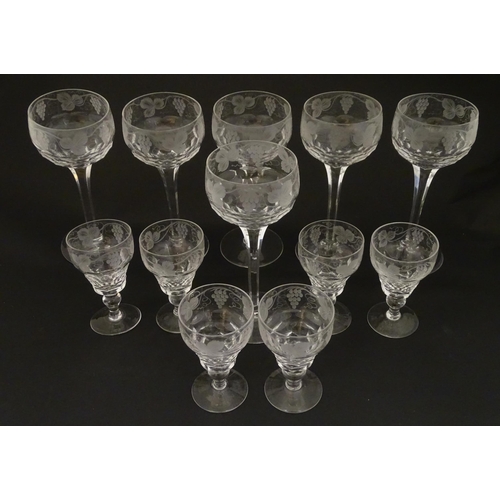 262A - Assorted drinking glasses with etched hop and fruiting vine decoration, to include pedestal wine gla... 