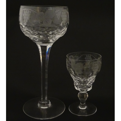 262A - Assorted drinking glasses with etched hop and fruiting vine decoration, to include pedestal wine gla... 