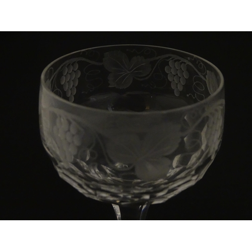 262A - Assorted drinking glasses with etched hop and fruiting vine decoration, to include pedestal wine gla... 