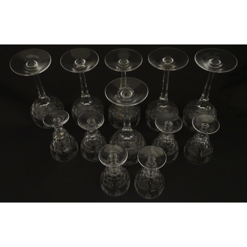 262A - Assorted drinking glasses with etched hop and fruiting vine decoration, to include pedestal wine gla... 