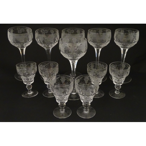 262A - Assorted drinking glasses with etched hop and fruiting vine decoration, to include pedestal wine gla... 