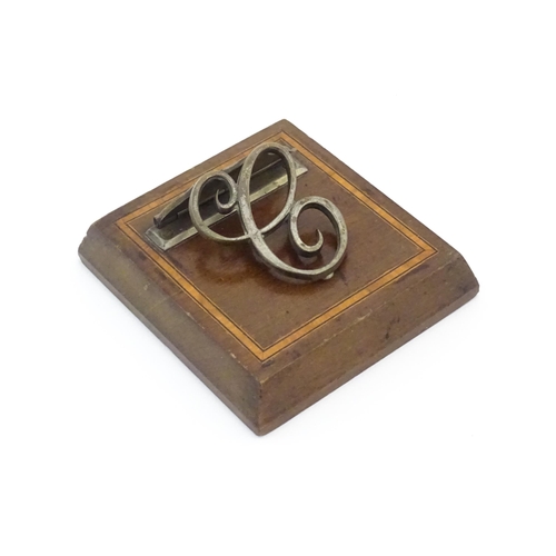 1190 - An early 20thC desk clip with scrolled C hinged detail. Approx. 4 1/2