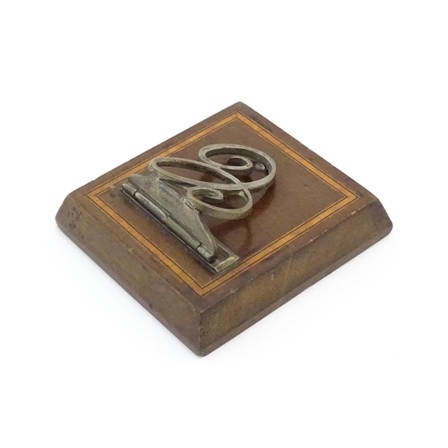 1190 - An early 20thC desk clip with scrolled C hinged detail. Approx. 4 1/2