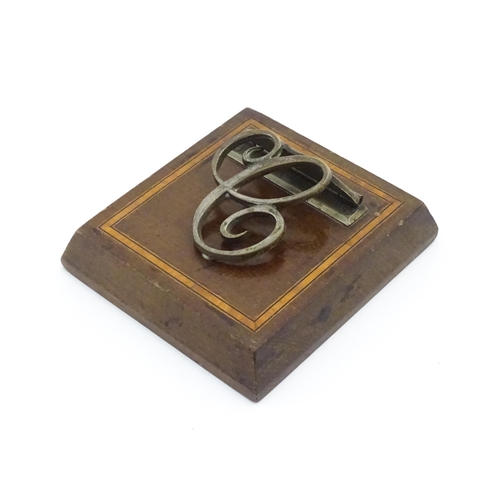 1190 - An early 20thC desk clip with scrolled C hinged detail. Approx. 4 1/2