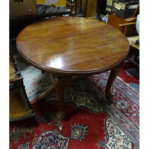 19 - A mahogany oval dining table with cabriole legs and pad feet. Approx 45 3/4