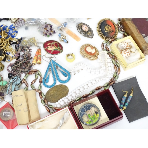 146 - A quantity of assorted costume jewellery to include bead necklaces, brooches, etc.