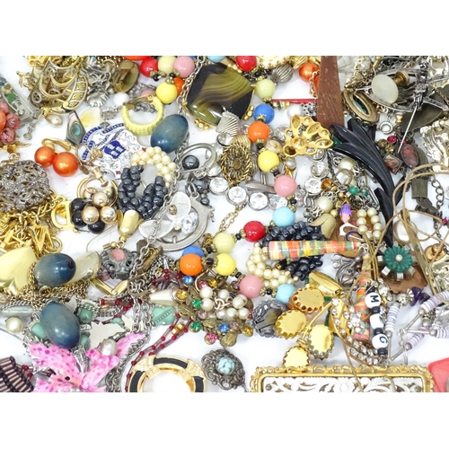 146 - A quantity of assorted costume jewellery to include bead necklaces, brooches, etc.