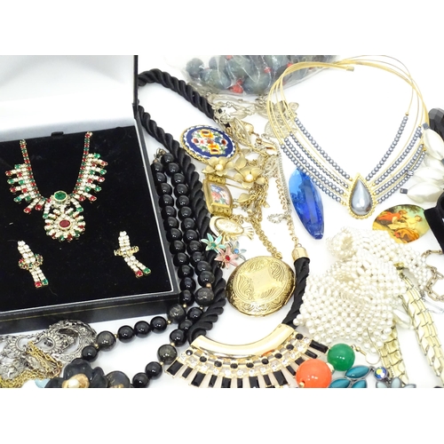 146 - A quantity of assorted costume jewellery to include bead necklaces, brooches, etc.