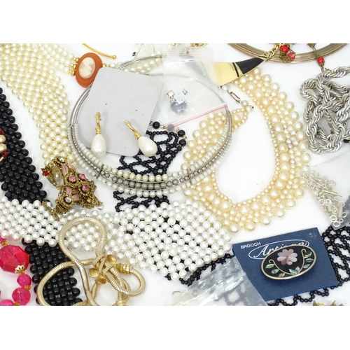 146 - A quantity of assorted costume jewellery to include bead necklaces, brooches, etc.