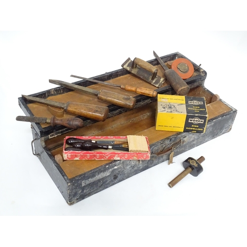 95 - A mid 20thC carpenter's tool box containing wood working tools : dowelling jig, chisels etc. The box... 