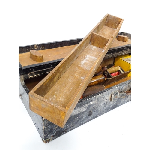 95 - A mid 20thC carpenter's tool box containing wood working tools : dowelling jig, chisels etc. The box... 