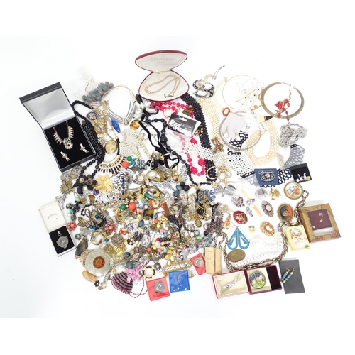 146 - A quantity of assorted costume jewellery to include bead necklaces, brooches, etc.