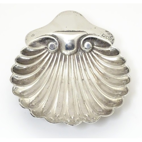 326 - A silver butter dish of shell form. Hallmarked London 1915 maker Josiah Williams & Co (David Landsbo... 