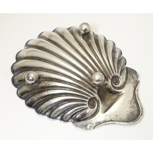 326 - A silver butter dish of shell form. Hallmarked London 1915 maker Josiah Williams & Co (David Landsbo... 