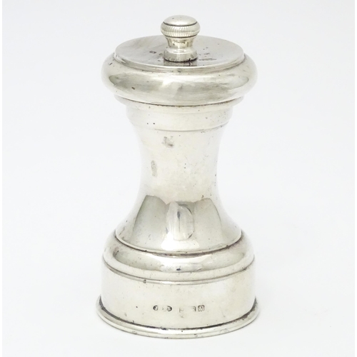 279 - A silver pepper mill / grinder, hallmarked Birmingham 1950 maker John Grinsell & Sons. Approx. 3 1/2... 