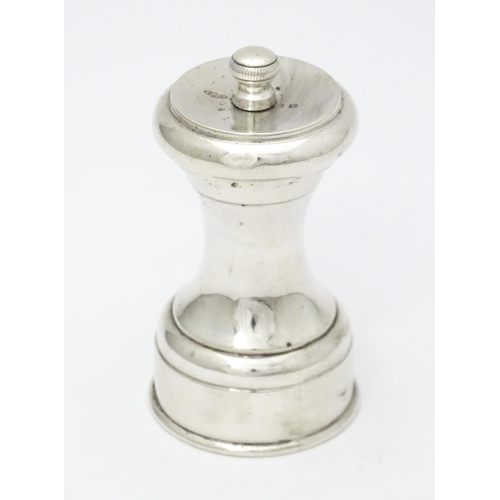 279 - A silver pepper mill / grinder, hallmarked Birmingham 1950 maker John Grinsell & Sons. Approx. 3 1/2... 