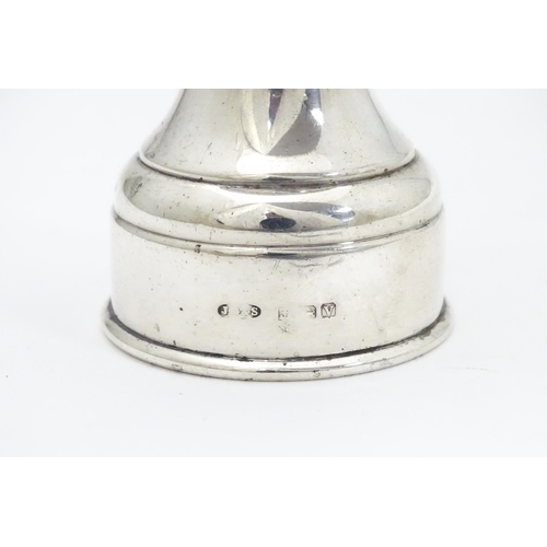 279 - A silver pepper mill / grinder, hallmarked Birmingham 1950 maker John Grinsell & Sons. Approx. 3 1/2... 