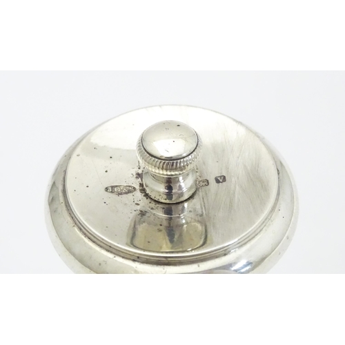 279 - A silver pepper mill / grinder, hallmarked Birmingham 1950 maker John Grinsell & Sons. Approx. 3 1/2... 