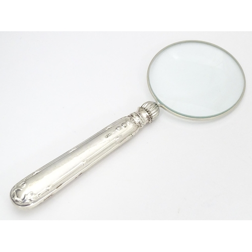 304 - A silver handled magnifying glass. Approx. 5 1/2