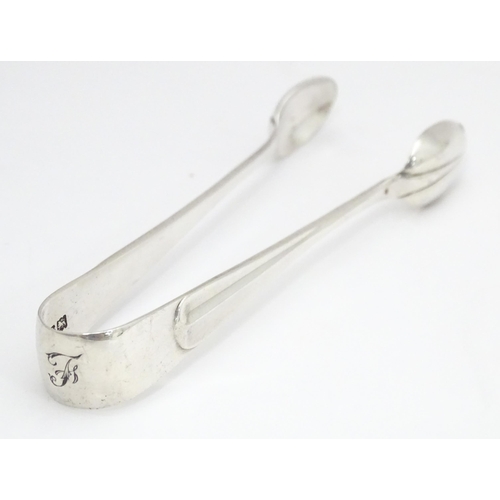 309 - Silver sugar tongs hallmarked London 1909, maker Holland, Aldwinckle & Slater. Approx. 4 1/4