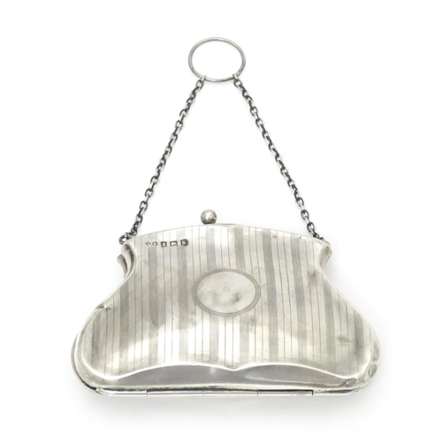 353 - A silver purse with chain handle, hallmarked Birmingham 1917, maker G Norman. Approx. 4 1/2