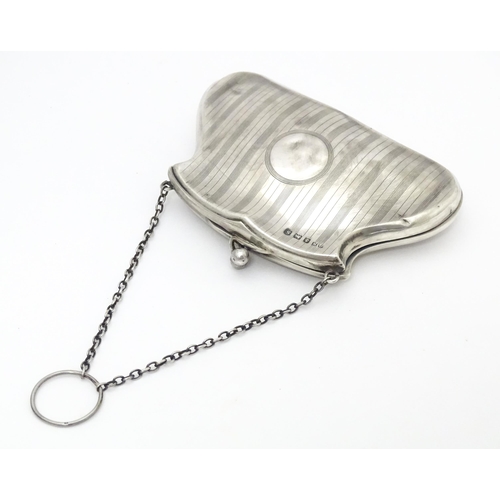 353 - A silver purse with chain handle, hallmarked Birmingham 1917, maker G Norman. Approx. 4 1/2