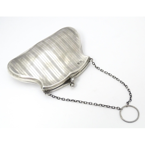 353 - A silver purse with chain handle, hallmarked Birmingham 1917, maker G Norman. Approx. 4 1/2